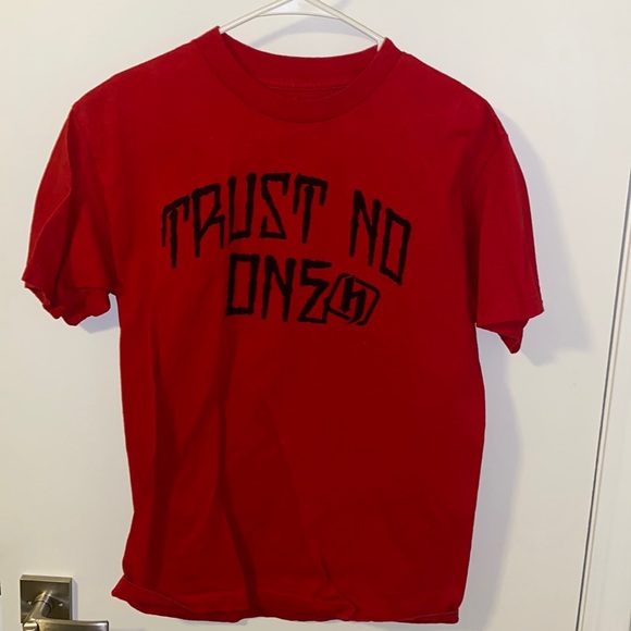 Red and black hostility trust no one shirt - Picture 1 of 3